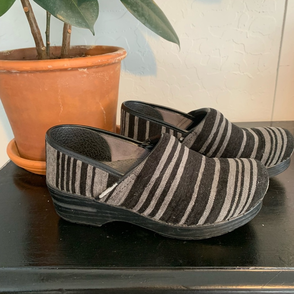 Dansko Shoes Womens 39 Striped Slip On Comfort Wedge Clogs Black Gray Fabric